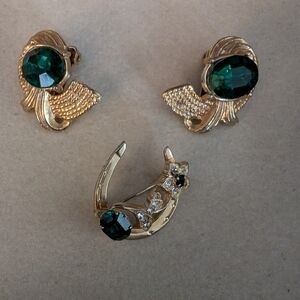 Faux Emerald Horseshoe Brooch And Clip-on Earrings